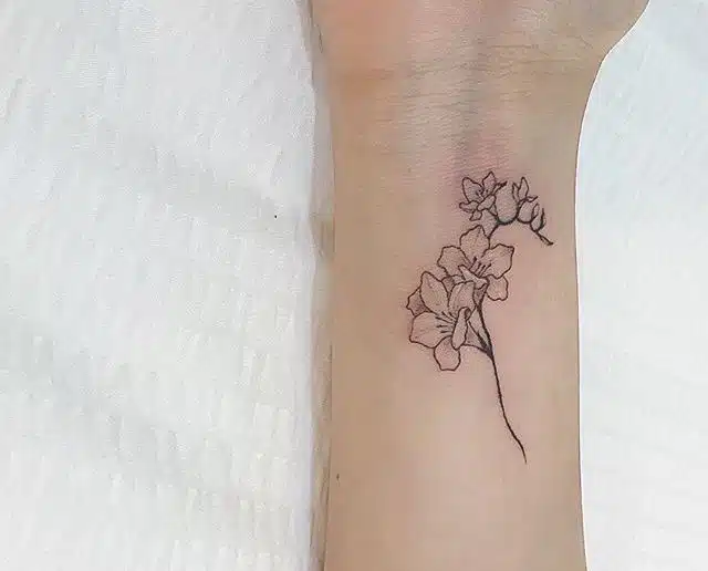 Tatuaggi piccoli polso forma di fiore