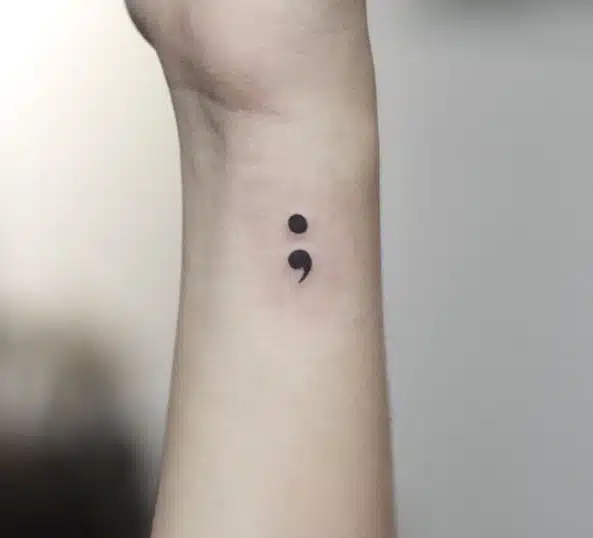 tatuaggio simbolo punto e virgola