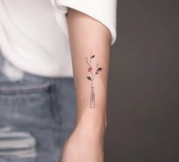 tatuaggio sul polso fiori