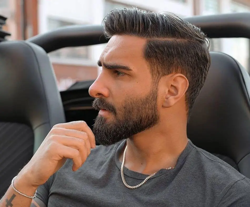 Barba lunga capelli corti uomo 2021