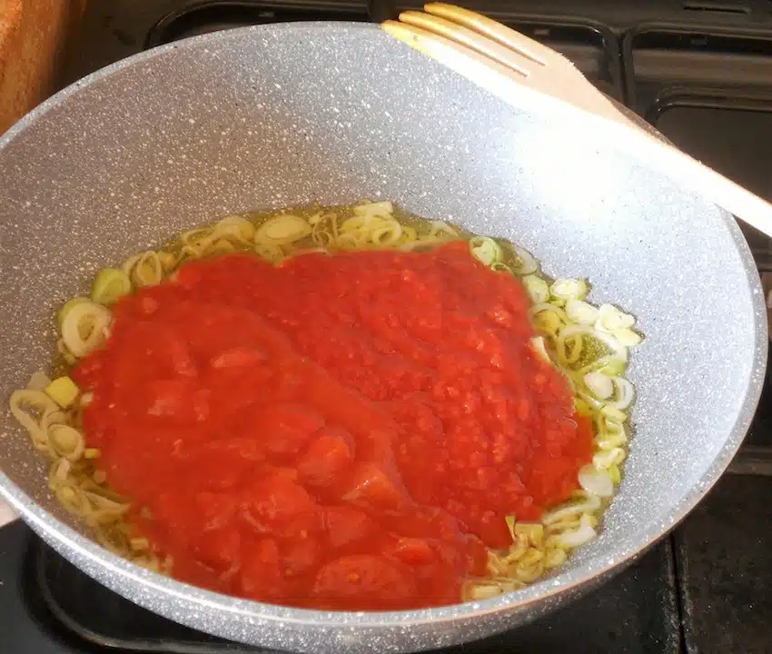 Linguine con vongole veraci totani e calamari al rosso