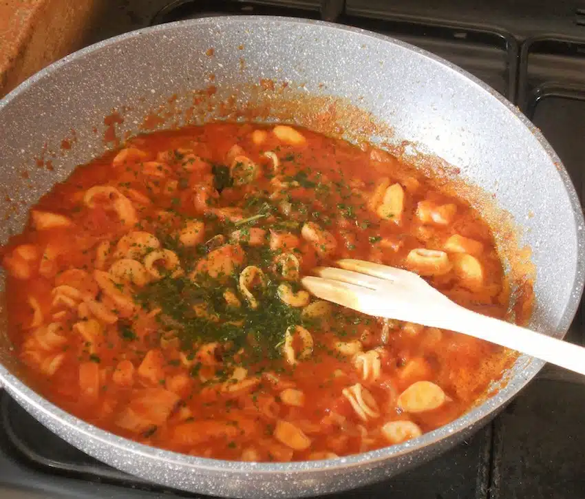 Linguine con vongole veraci totani e calamari al rosso
