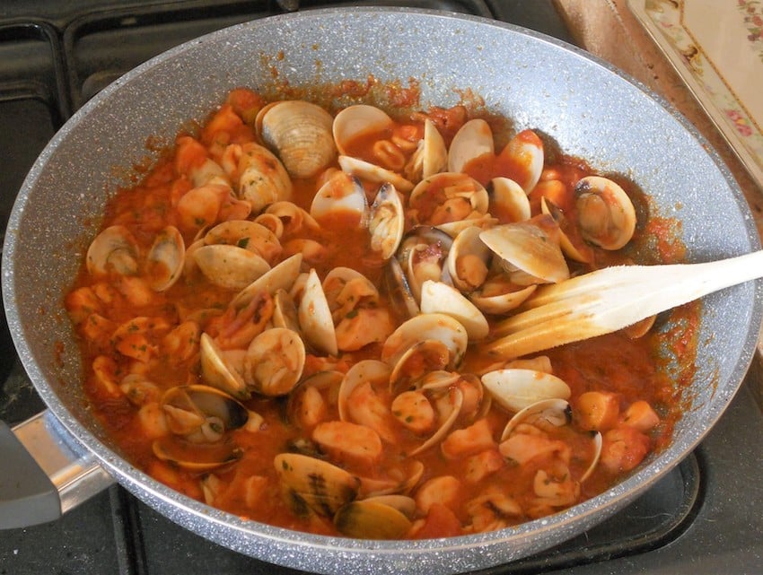 Linguine con vongole veraci totani e calamari al rosso 4