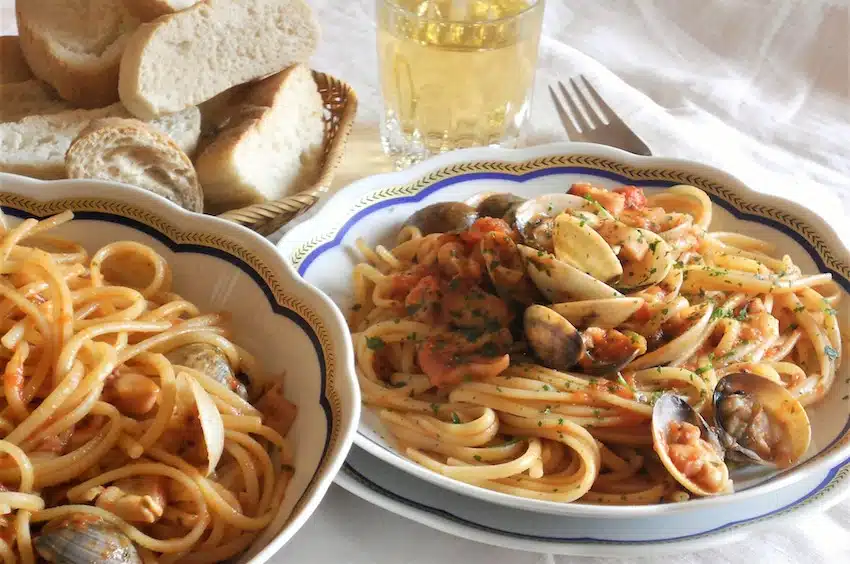 Linguine con vongole veraci totani e calamari al rosso