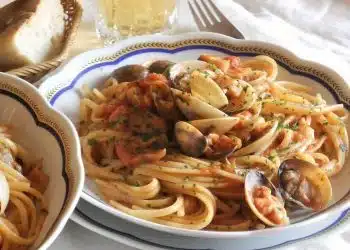 Linguine con vongole totani e calamari al rosso ricetta foto