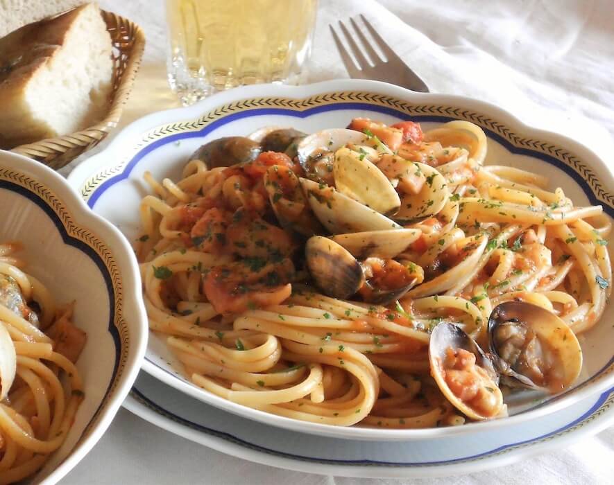 Linguine con vongole veraci totani e calamari al rosso ricetta foto