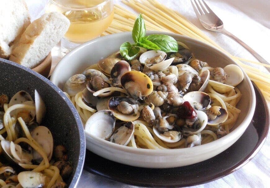 Spaghetti chitarra vongole e maruzzelle ricetta