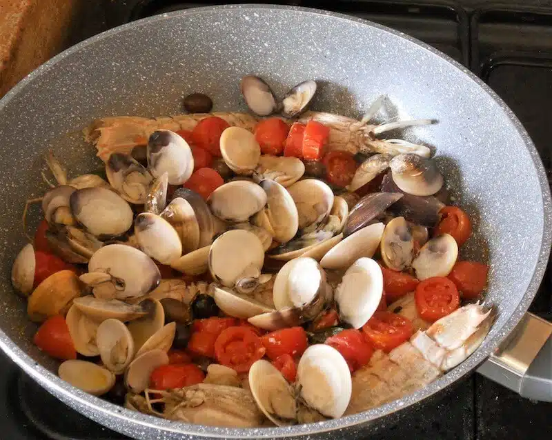 Vongole veraci e canocchie in padella