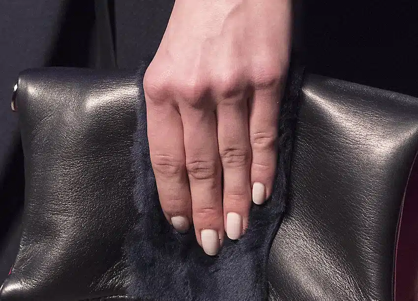 tendenze-smalti-unghie-inverno-2019-nude.