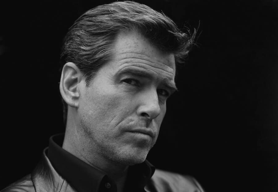 Pierce Brosnan capelli uomo riga ciuffo