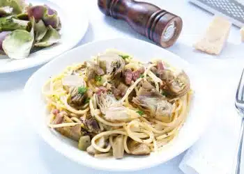 Spaghetti con carciofi e pancetta