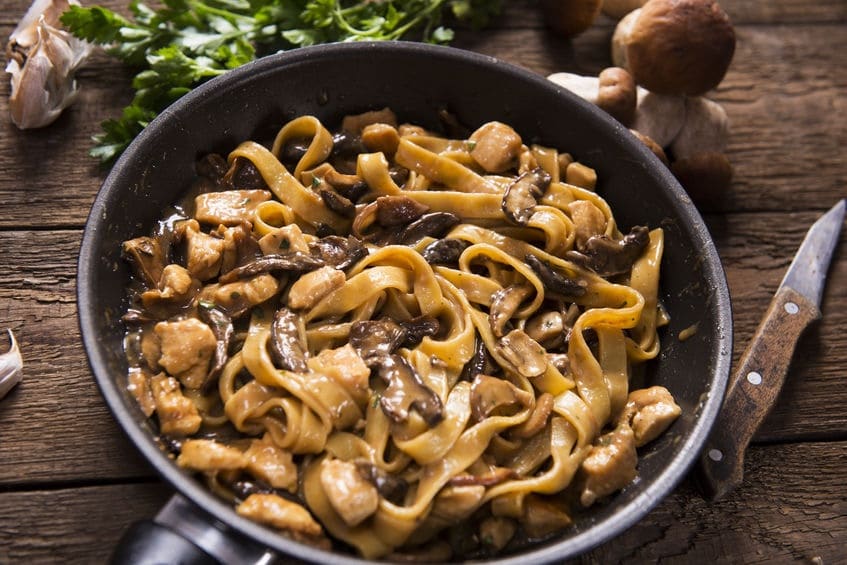 tagiatelle con funghi porcini e speck