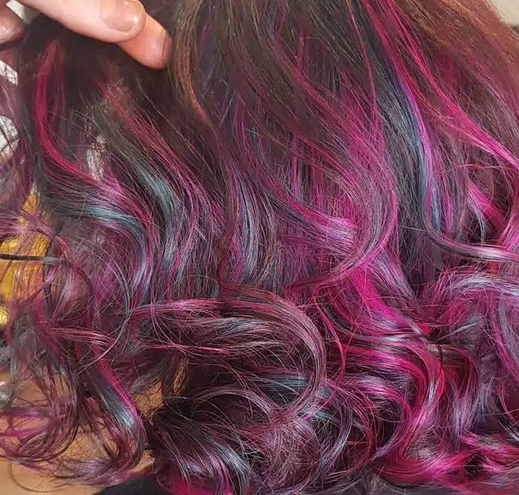 capelli mossi viola turchese