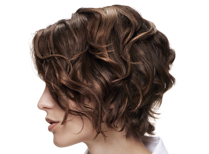 capelli corti mossi naturali