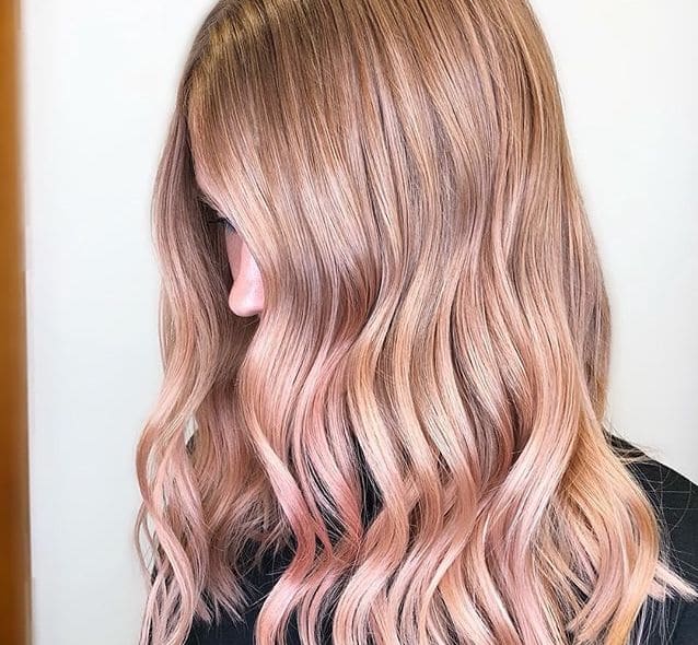 capelli biondi con ciocche rosa