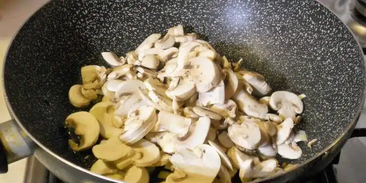 Polenta e funghi champignon