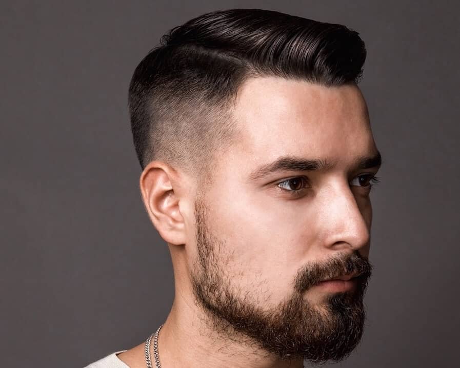 Capelli corti uomo  riga e sfumatura