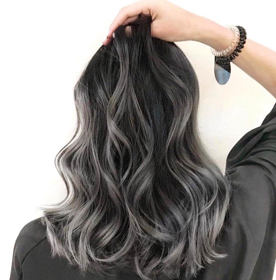 capelli grigio scuro 2019 balayage