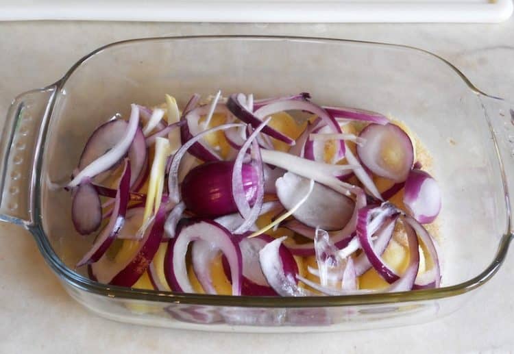 Baccalà al forno con patate, cipolle e olive - La ricetta