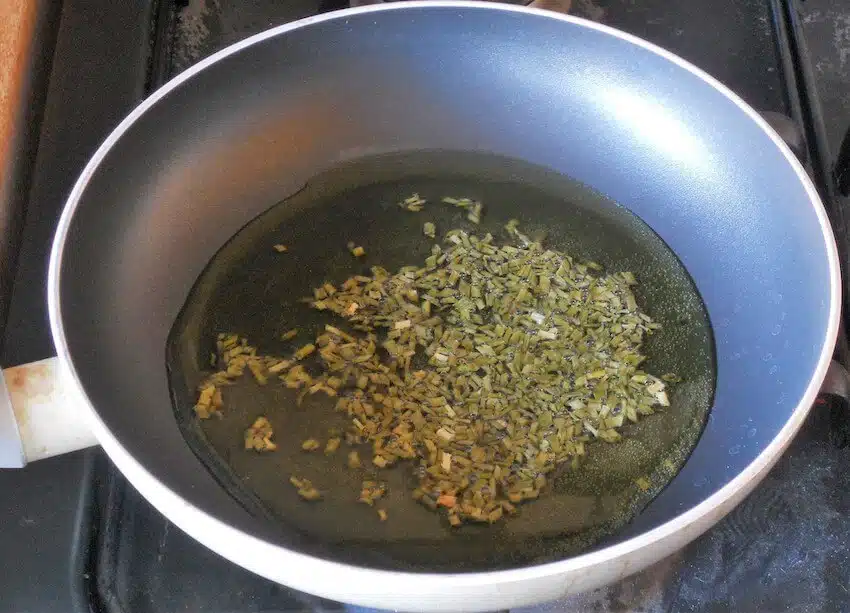 Salmone e gamberi dorati in padella