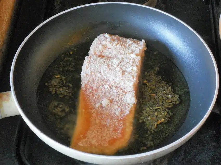 Salmone e gamberi dorati 2