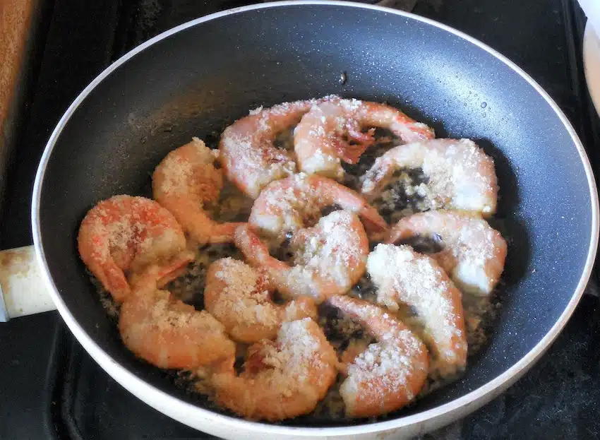 Salmone e gamberi dorati 4