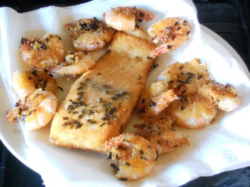 Salmone e gamberi dorati 