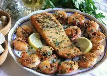 Salmone e gamberi dorati in padella