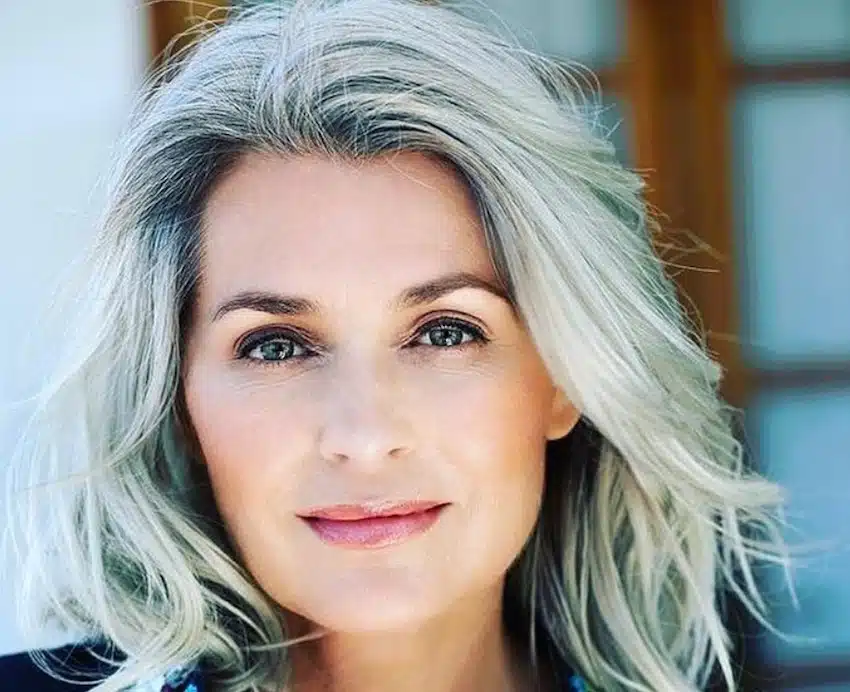 capelli grigi regina burtun trucco labbra