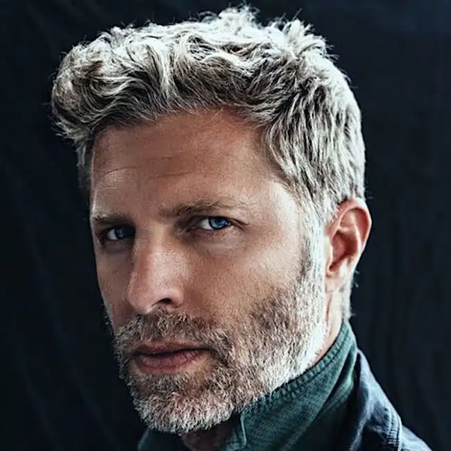 capelli grigi uomo 50 anni