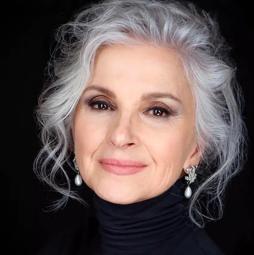 trucco capelli grigi 60 anni
