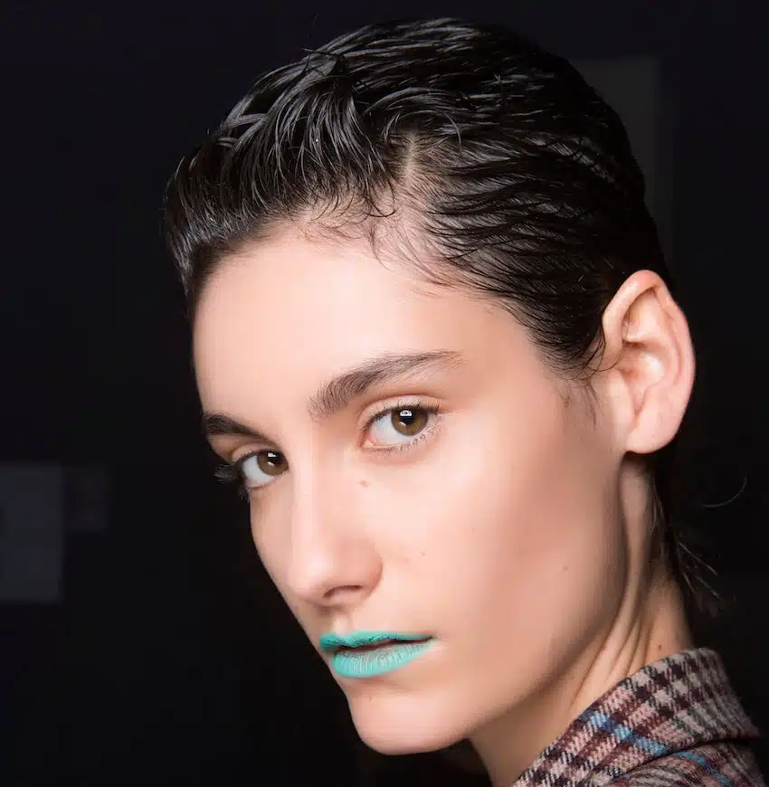 Capelli corti effetto bagnato estate 2019