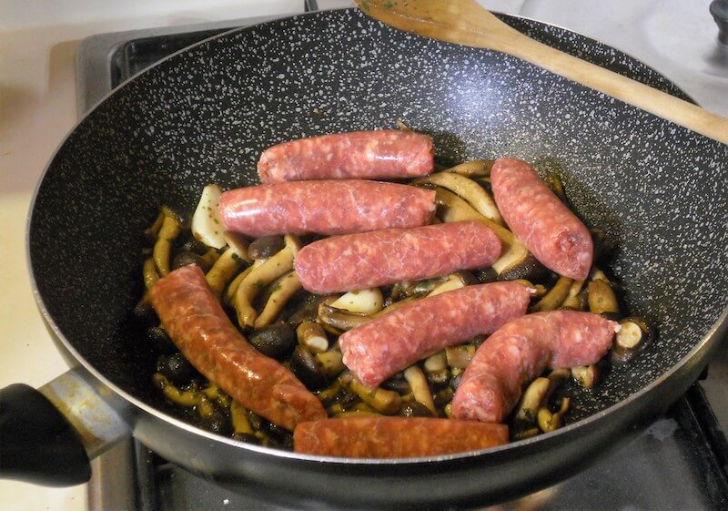 Polenta con funghi e salsiccia luganega