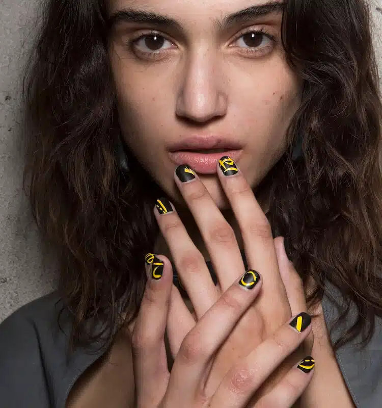 nail art unghie corte nere e gialle 2019