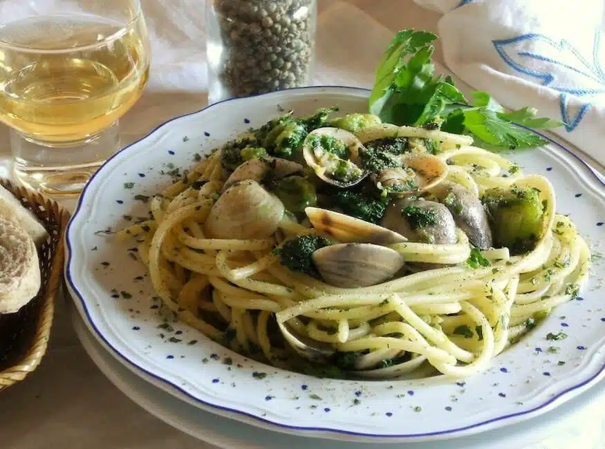 Bucatini con cime di rapa e vongole