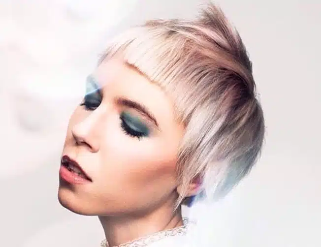 capelli platino con ciocche colorate estate 2019