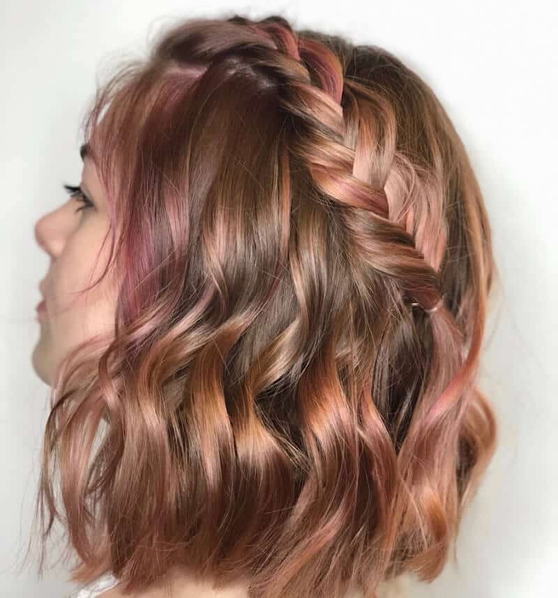 capelli con ciocche colorate