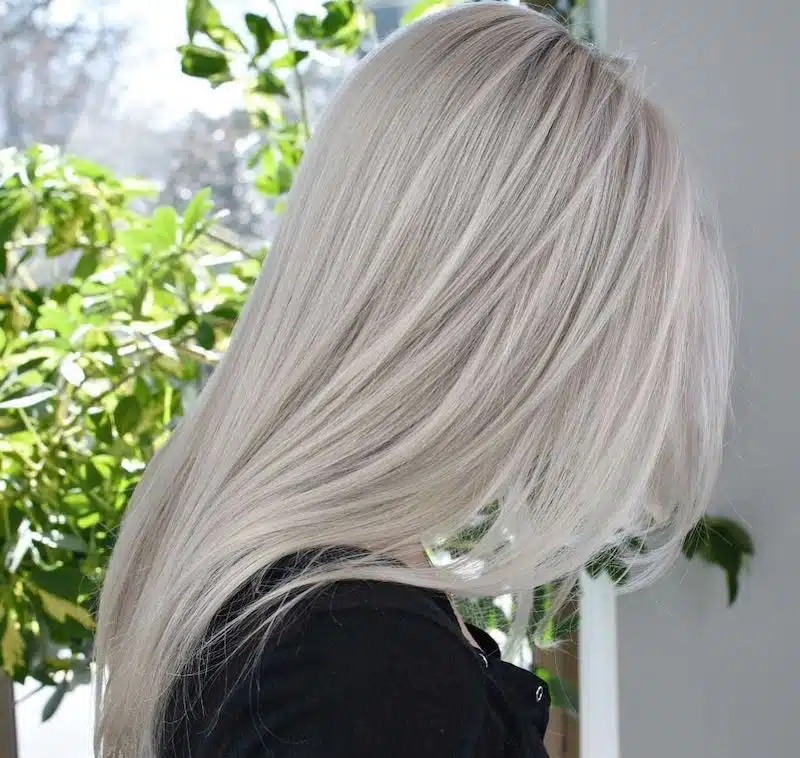 capelli bianchi lisci lunghi moda 2019
