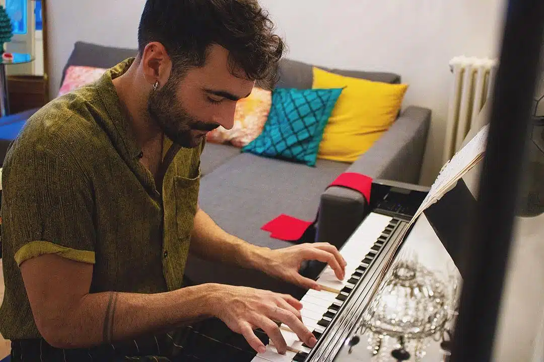 marco mengoni al piano