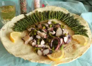 insalata polpo e asparagi su pane carasau