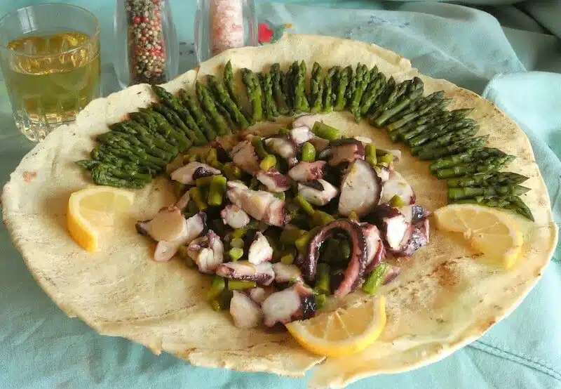 insalata polpo e asparagi su pane carasau