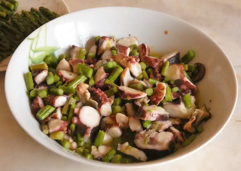 polpo e asparagi insalata
