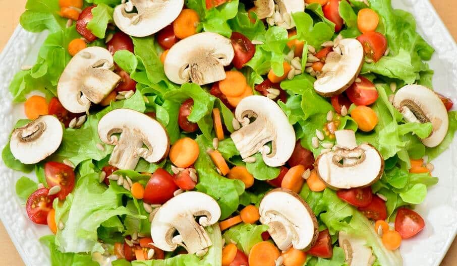 Insalata con funghi e verdure crude