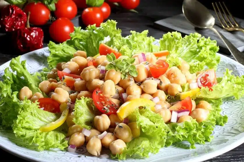 Insalata estiva fredda con ceci