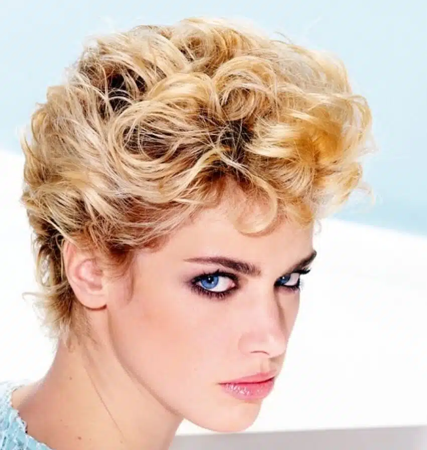 capelli biondi corti ricci pe-2019
