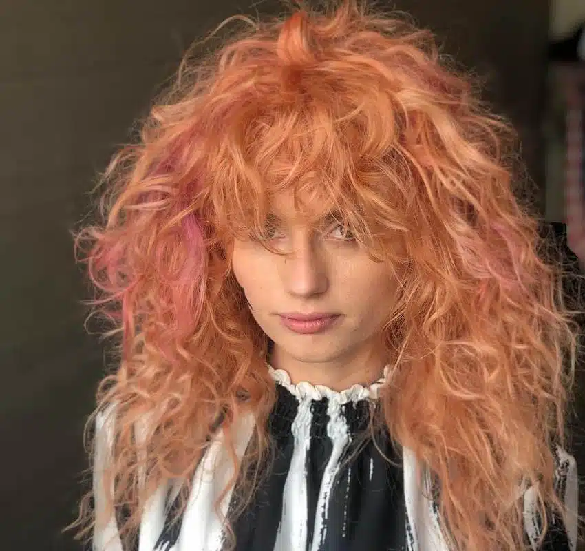 capelli colorati ricci con frangia 2019