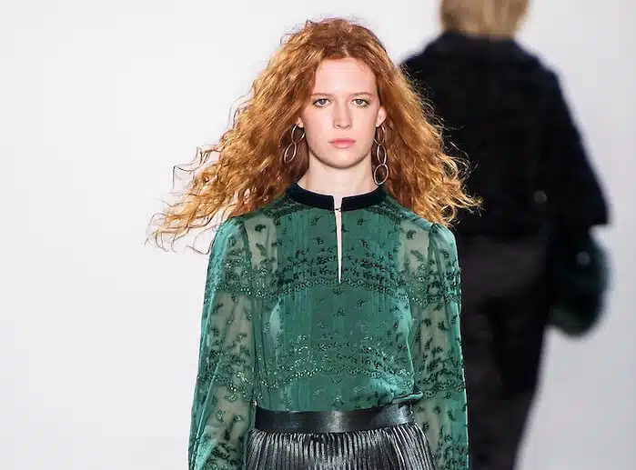 capelli rossi abito verde