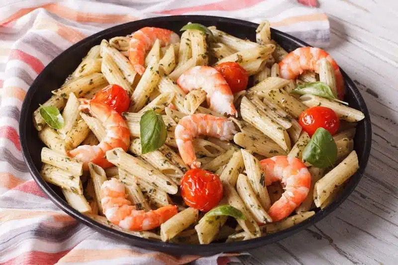 Insalata di pasta fredda con pesce