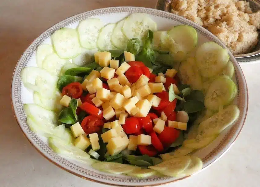 preparazione insalata quinoa e cetrioli