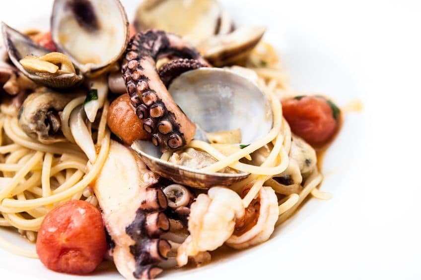 spaghetti con polpo e vongole e pomodorini